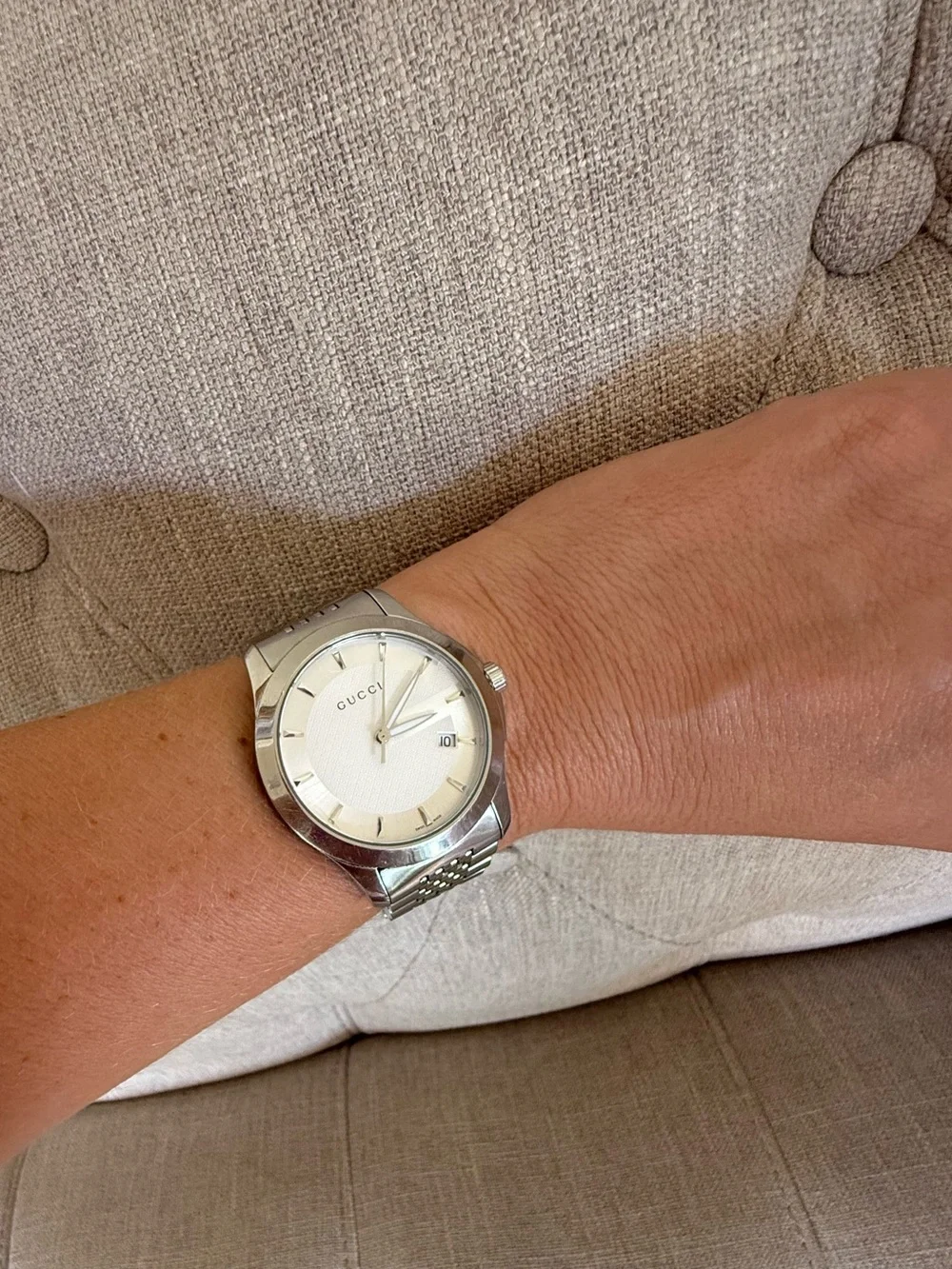 GUCCI Swiss Made Stainless Steel Monogram Watch – White Dial | Date | 5 ATM